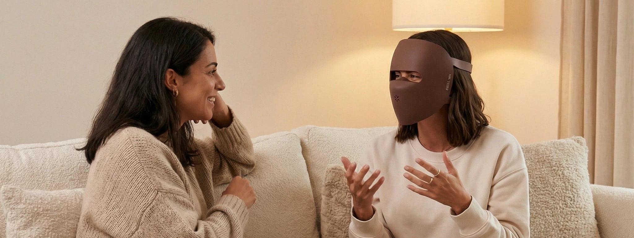 Amigas usando Anelle Skin Glow Mask conversando en sala